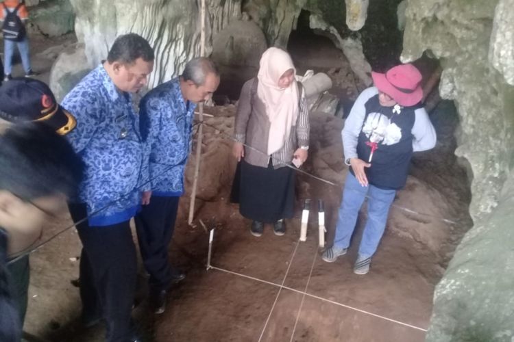 Pemkab Blora, Jateng mengecek lokasi eskavasi di Gua Kidang, di Desa Tinapan, Kecamatan Todanan, Kabupaten Blora, Selasa (17/7/2018).‎