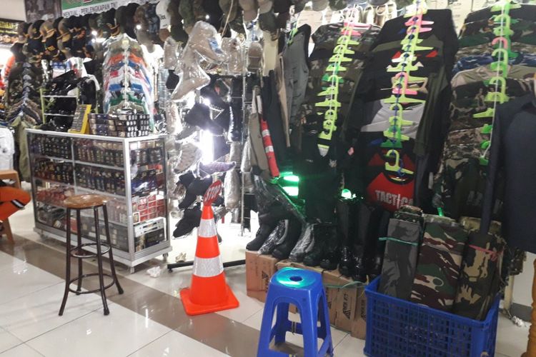 Salah satu toko di Pasar Senen, Jakarta Pusat, yang menjajakan seragam dan perlengkapan polisi, Selasa (17/7/2018).
