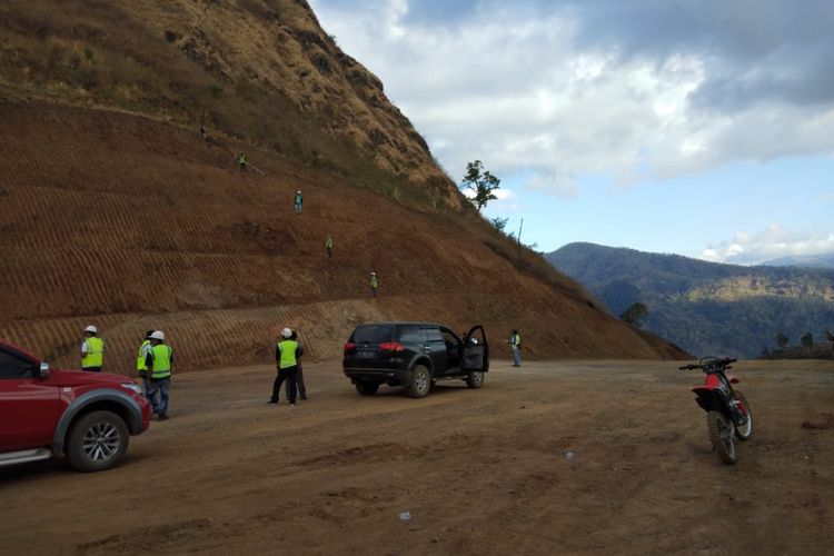 Pembukaan jalan perbatasan Motaain di Kabupaten Belu dan Motamasin di Kabupaten Malaka, Nusa Tenggara Timur (NTT).