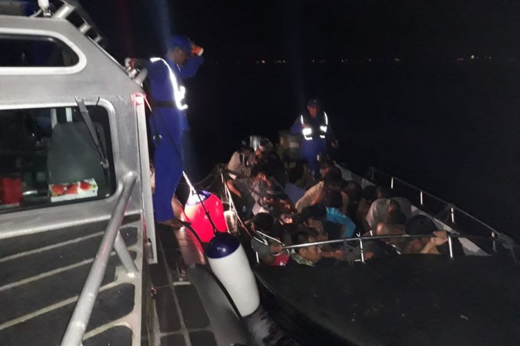 24 tenaga kerja Indonesia (TKI) ilegal diselamatkan jajaran Ditpolairud Polda Kepri saat akan diberangkatkan ke Malaysia melalui jalur ilegal di perairan Teluk Mata Ikan, Nongsa, Batam, Kepulauan Rau (Kepri), malam kemarin.