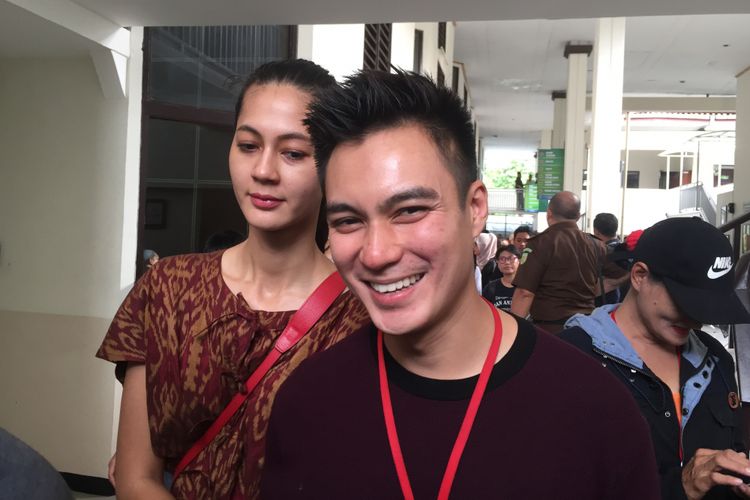 Baim Wong dan kekasihnya, Paula Verhoeven, di PN Jaksel (25/7/2018). Mereka menghadiri sidang putusan kasus narkoba Tio Pakusadewo.