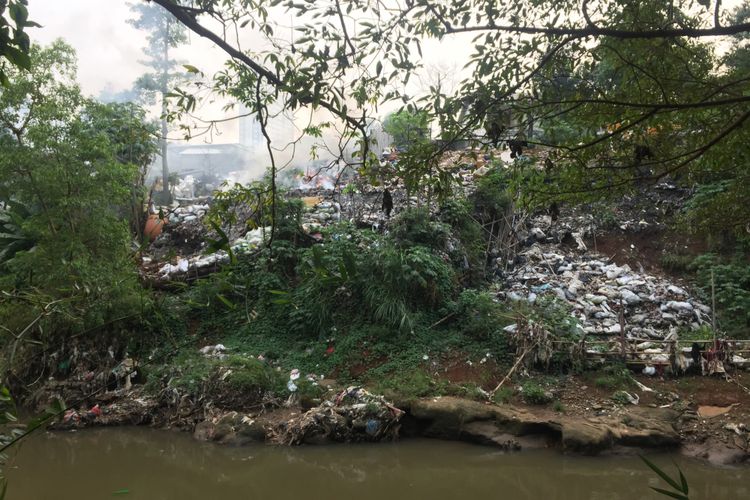 Kondisi Sampah di Kali Ciliwunh, Jalan Sadar, Tugu, Cimanggis, Depok, Selasa (24/7/2018)