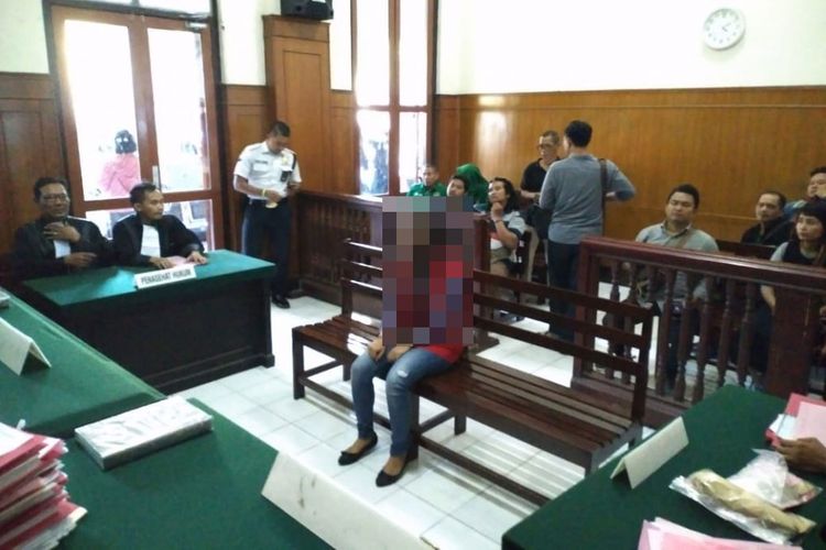 Terdakwa Ver saat sidang vonis di Pengadilan Negeri Surabaya