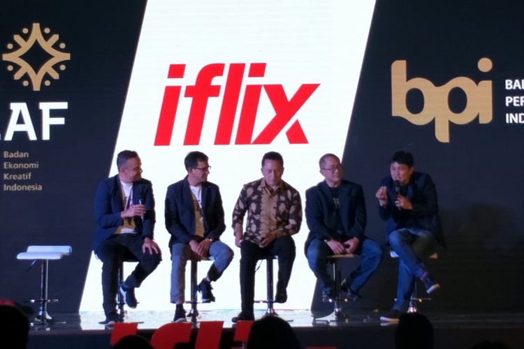 Kepala Bekraf, Triawan Munaf bersama beberapa anggota tim iflix dalam acara  #iflixFREEAnnouncement & Launch Party di Empirica, SCBD, Jakarta Selatan, Rabu (25/7/2018).