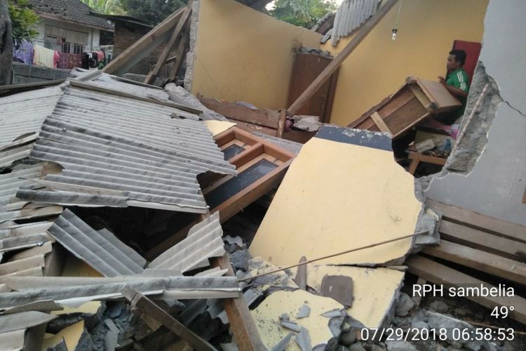 Lombok utara, Komoas. Com sebuah rumah di lombok Utara hancur akibat gempa