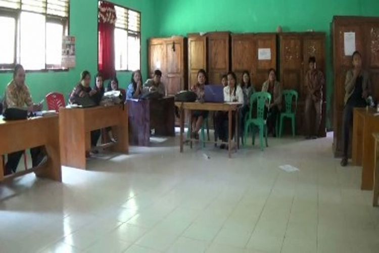 Guru honorer SMK 1 Sespa di Mamasa, Sulawesi Barat, mogok mengajar sejak tiga pekan lalu.