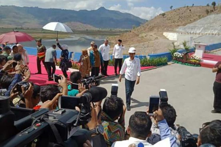 Presiden Ir Joko Widodo saat meninjau sekaligus meresmikan bendungan Tanju di Dompu, NTB, Senin (30/7/2018)