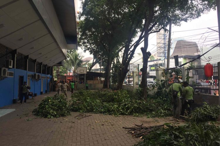 Proses perbaikan masih dilakukan di GOR Bulungan, Jakarta Selatan yang ditunjuk sebagai venue voli pada Asian Games 2018, Agustus mendatang, Senin (30/7/2018).