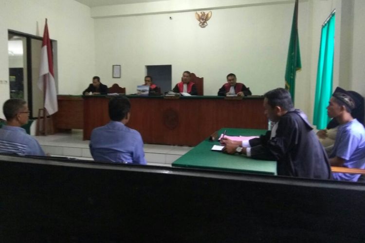 Suasana sidang kasus dugaan tindak pidana pemilihan dengan tersangka pasangan suami istri, di Pengadilan Negeri Bima, Rabu (1/8/2018).