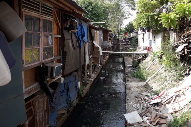 Bangunan-bangunan yang berdiri di atas saluran air menuju Kali Sentiong atau Kali Item di kawasan Pal Meriam, Jakarta Timur, Jumat (3/8/2018).