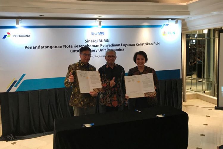 Direktur Pengolahan Pertamina Budi Santoso Syarif bersama dengan Direktur Perencanaan Korporat PLN Syofvi Felienty Roekman usai menandatangani nota kesepahaman terkait aliran listrik di lima kilang minyak di Jakarta, Jumat (3/8/2018).