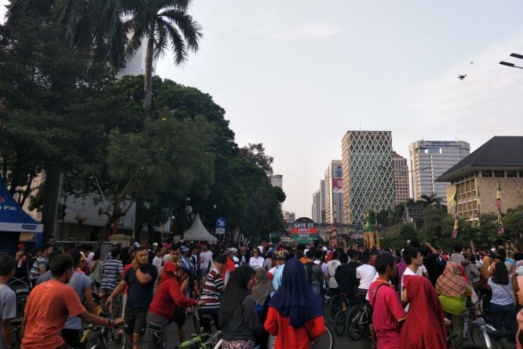 Ruas Jalan Thamrin, Jakarta Pusat dipenuhi dengan warga yang akan berpoco-poco, Minggu (5/8/2018).