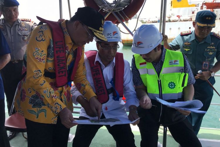 Menteri Perhubungan Budi Karya Sumadi (tengah) saat meninjau Pelabuhan Pulau Baai di Bengkulu, Sabtu (4/8/2018).