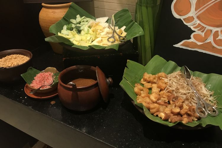 Bahan-bahan pilihan untuk meracik Rojak Singapura, seperti buah-buahan, tauge, cakwe, bumbu kacang, tambahan kacang dan kecombrang.