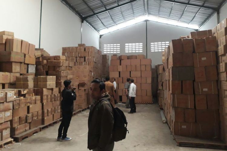 BPOM RI menggerebek tiga gudang penyimpanan baku kosmetik dan obat ilegal di kawasan Pergudangan Surya Balaraja, Serang, Banten pada Senin (6/8/2018).  