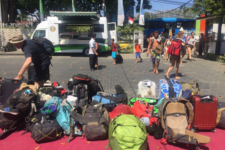 Food Truck hadir di Kantor Disparprov NTB, memberikan fasilitas yang bisa dinikmati wisatawan yang terdampak gempa di Lombok, NTB. 