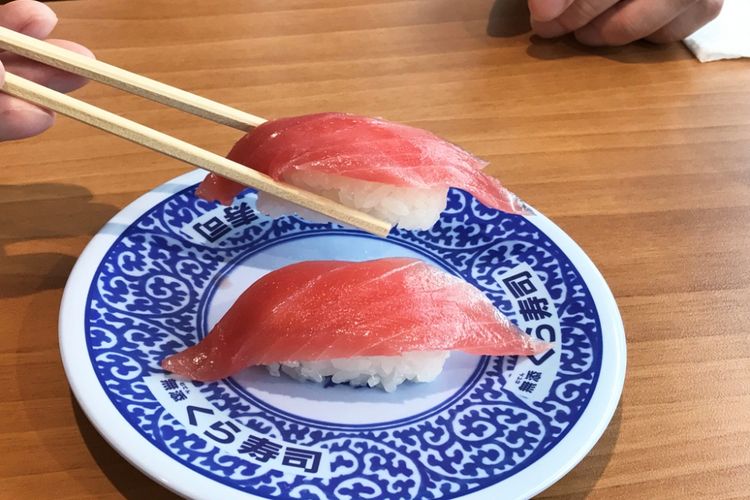 Tidak masalah jika Anda mengambil sushi untuk dimakan dengan sumpit. 
