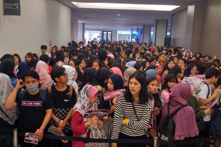 Penggemar BLACKPINK memadati aula Mal Kota Kasablanka dalam acara meet & greet, di Mal Kota Kasablanka, Jakarta Selatan, Kamis (9/8/2018).