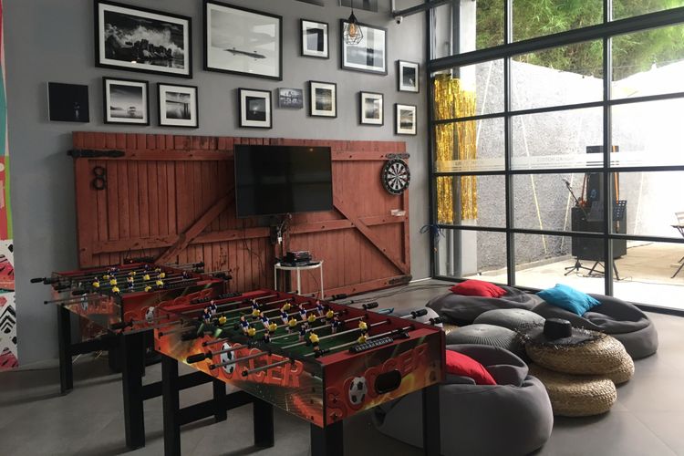 Fasilitas social room di Nomad Hostel Kemang, Jakarta Selatan, Rabu (8/8/2018). 