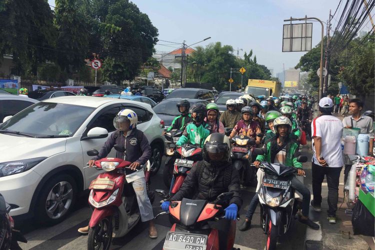 Kemacetan mengular di Jalan Cokroaminoto mengarah ke Simpang Imam Bonjol, Jakarta Pusat. Kemacetan terjadi karena buka tutup Simpang Imam Bonjol yang dilakukan petugas kepolisian di sekitar Kantor Komisi Pemilihan Umum Indonesia (KPU) RI, Jumat (10/8/2018)