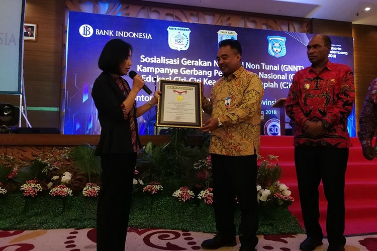 Bank Indonesia mendapat penghargaan dari MURI setelah membagikan 1.500 uang elektronik ke pelajar di Sorong, papua Barat, Jumat (10/8/2018)