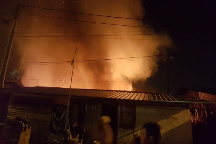 Sekitar pukul 4.05 WIB, Jumat (10/8/2018) dini hari tadi belasan rumah liar (Ruli) yang berada di Bukit Senyum, jalan Kuda Laut, Kp Seraya, Batu Ampar, Batam, Kepulauan Riau (Kepri) terbakar