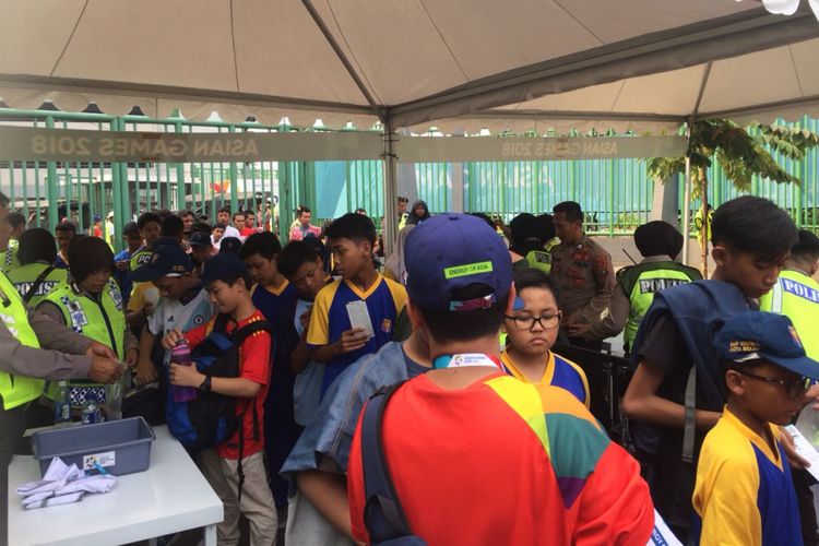 Anak-anak sekolah yang datang ke Stadion Patriot, Bekasi, untuk menyaksikan pertandingan penyisihan Grup A Asian Games 2018.
