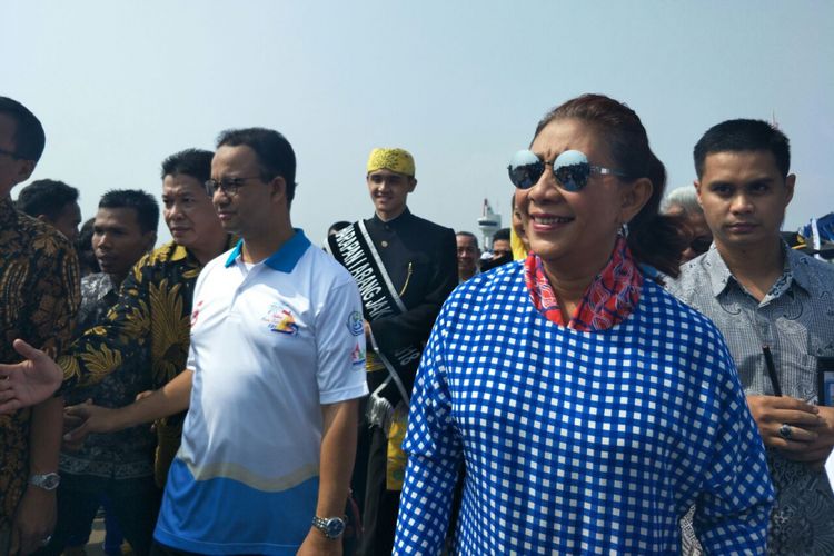 Menteri Kelautan dan Perikanan Susi Pudjiastuti bersama Gubernur DKI Jakarta Anies Baswedan menghadiri Festival Muara Baru, Sabtu (11/9/2018). 