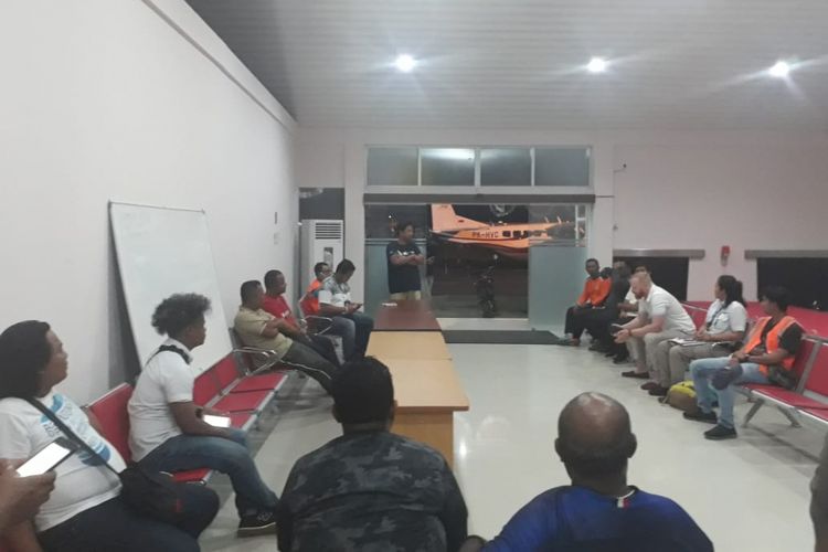 Suasana rapat koordinasi antar pihak di Bandara Tanah Merah, Kabupaten Boven Digoel untuk mencari Pesawat Dimonim Air yang hilang kontak di Oksibil