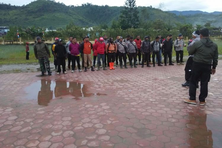 Persiapan evakuasi penumpang Pesawat Dimonim Air PK-HVQ yang jatuh di Gunung Menuk, Distrik Aerambakon, Papua.
