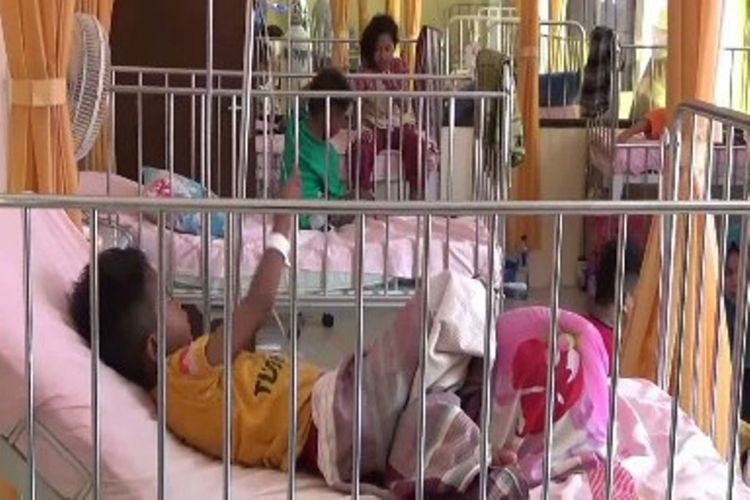 Tiga anak di Polewali Mandar, Sulawesi Barat, dilarikan ke rumah sakit usai disuntik vaksin measles rubella (MR) karena jauh sakit dan memgalami demam tinggi berhari-hari.