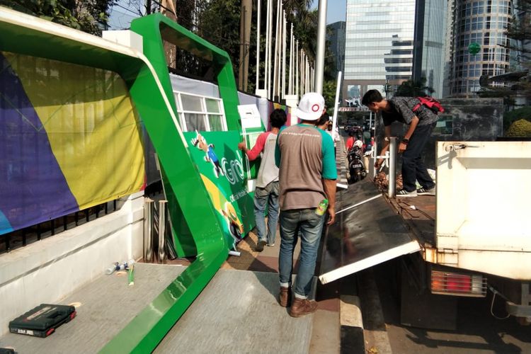 Selter Grab yang halangi trotoar Gelora Bung Karno dibongkar, Rabu (15/8/2018). 
