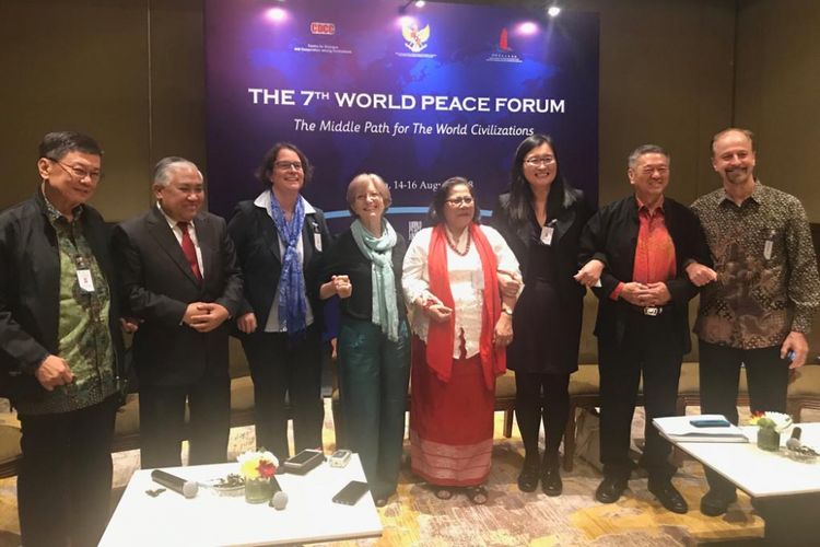 Eun Sook Jung (ketiga dari kanan), seorang profesor dari Universitas Wisconsin-Eau Clair, Amerika Serikat, di acara World Peace Forum ketujuh, di Hotel Sultan, Jakarta, Kamis (16/8/2018).