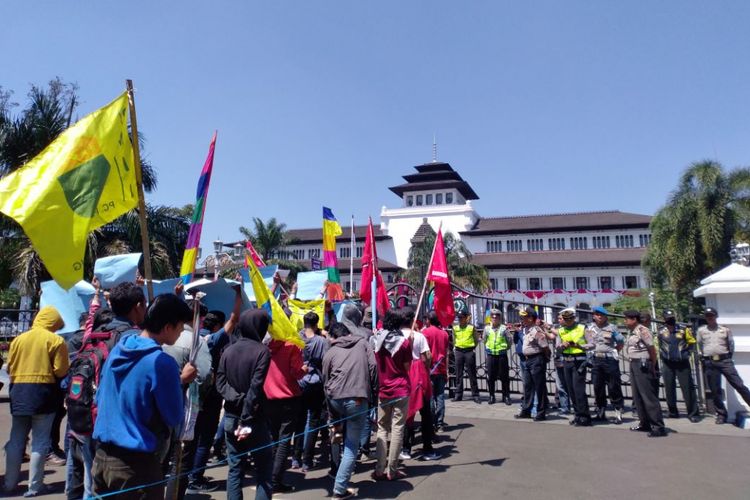 Sekitar seratusan mahasiswa yang tergabung dalam Forum Mahasiswa Pejuang Demokrasi (FMPD) melakukan aksi jalan mundur di depan Gedung Sate dan depan Markas Polda Jabar, Kamis (16/8/2018).