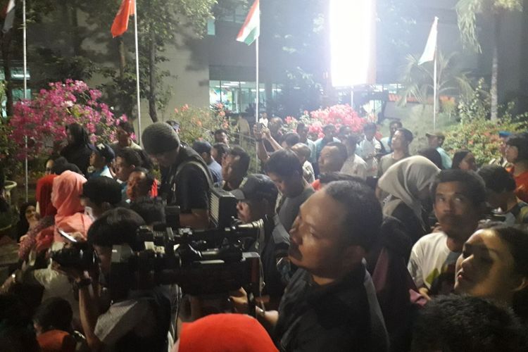 Puluhan warga menunggu kedatangan obor Asian Games 2018 di Kantor Wali Kota Jakarta Utara, Kamis (16/8/2018).