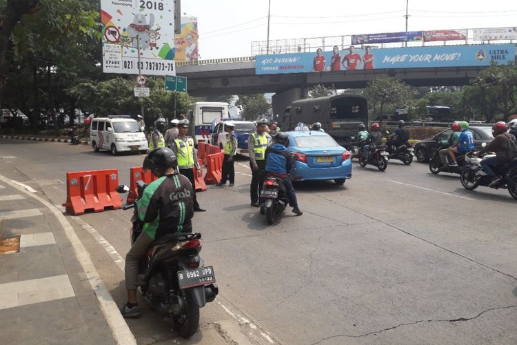 Jalan Gerbang Pemuda, Senayan, mulai ditutup jelang Upacara Pembukaan Asian Games 2018, Sabtu (18/8/2018).