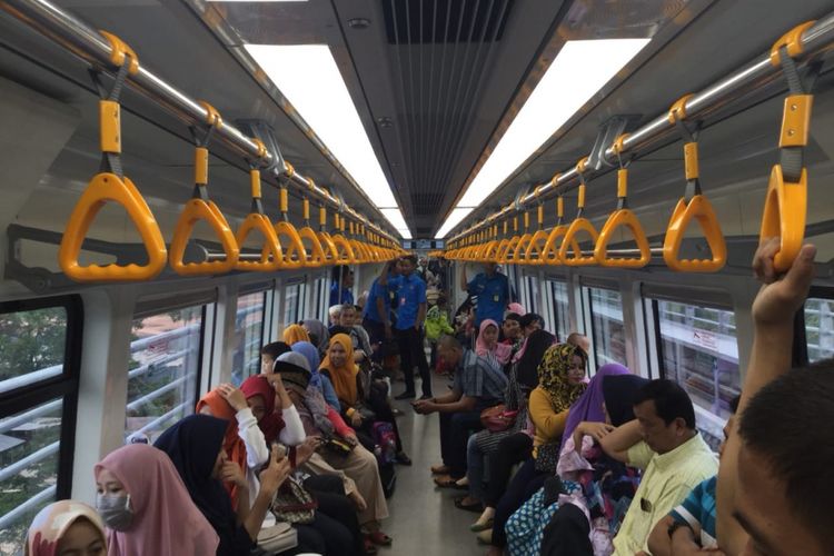 Suasana di dalam rel kereta Light Railt Transit (LRT) Palembang di Sumatera Selatan.