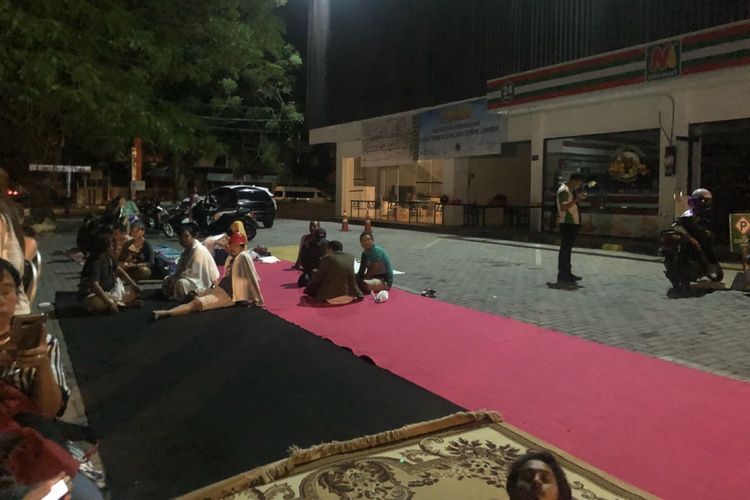 Alas karpet disediakan pihak hotel pasca gempa di Lombok dan sekitarnya, Minggu (19/8/2018) malam.