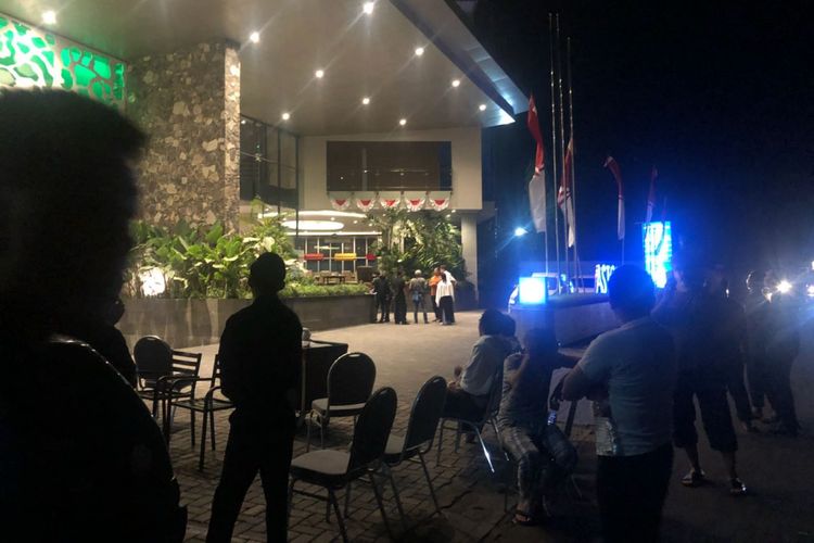 Para tamu hotel di Aston Inn, Mataram, Lombok berhamburan keluar setelah gempa bermagnitudo 7 mengguncang Lombok dan sekitarnya, Minggu (19/8/2018) malam.