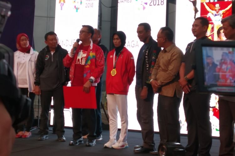 Menteri Pemuda dan Olahraga Imam Nahrawi ketika menyambut Defia Rosmaniar, atlet taekwondo peraih emas pertama Indonesia, di kantor Kementerian Pemuda dan Olahraga, Senin (20/08/2018).