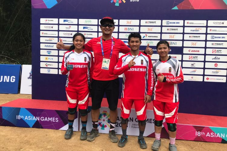 Tiara Andini Prastika, Nining Purwaningsih, dan Khoiful Mukhib menyumbang dua medali emas dan satu perunggu dari nomor downhill di Subang, 20 Agustus 2018. 