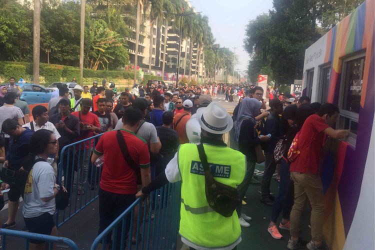 Antrean pembelian tiket final cabang olahraga badminton di ticket box badminton mengular di  Jalan Pintu I Gelora Bung Karno, Jakarta Pusat, Rabu (22/8/2018). Pantauan Kompas.com di lokasi, antren terlihat mengular dari ticket box di dekat Masjid Al Bina hingga ke lampu lalu lintas atau sekitar 500 meter.