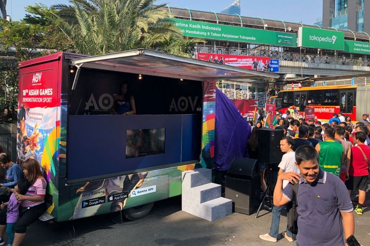 Sosialisasi AOV sebagai salah satu game yang dipertandingkan pada Asian Games 2018 cabang eSports di acara car free day, Minggu (19/8/2018). Foto: ViaEight