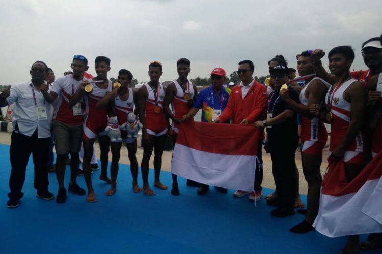 Ketua Persatuan Olahraga Dayung Seluruh Indonesia (PODSI) Basuki Hadimuljono bersama Menpora Imam Nahrawi mengucapkan selamat kepada tim putra Indonesia yang meraih emas pertama pada cabang dayung, 24 Agustus 2018. 