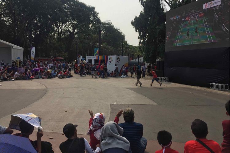 Teriknya matahari tak menyurutkan semangat para pengunjung kawasan Festival Gelora Bung Karno untuk nonton bareng pertandingan bulu tangkis di layar besar yang disediakan panitia, Sabtu (25/8/2018).