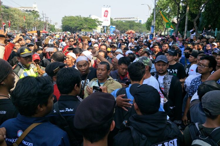 Negosiasi polisi dengan massa deklarasi ganti presiden 2019 di Surabaya.