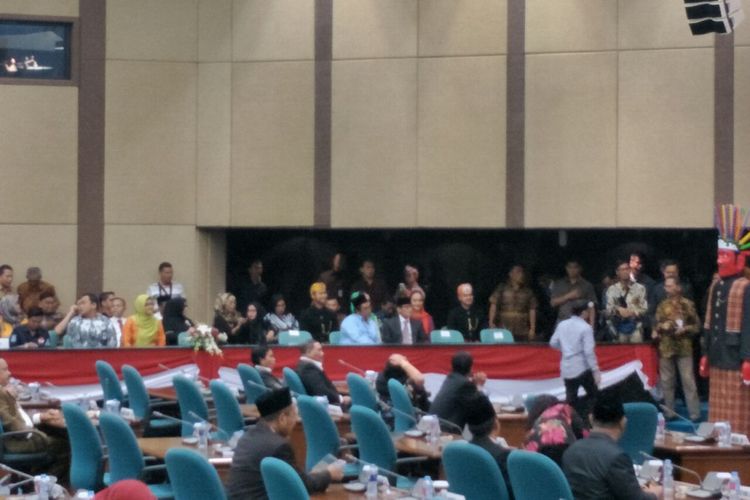 Bakal calon wakil presiden Sandiaga Uno duduk di kursi tamu ruang paripurna sebelum membacakan pengunduran dirinya sebagai wagub, di Gedung DPRD DKI Jakarta, Senin (27/8/2018). 
