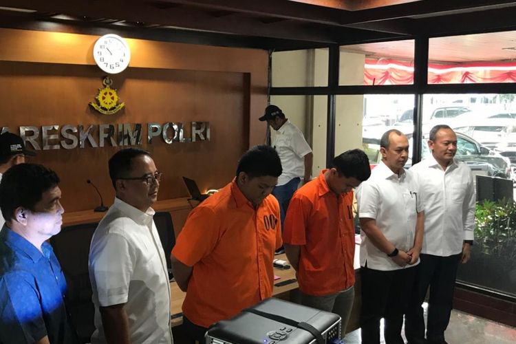 Dua tersangka di Kantor Direktorat Tindak Pidana Siber Bareskrim, Gambir, Jakarta Pusat, Selasa (28/8/2018)