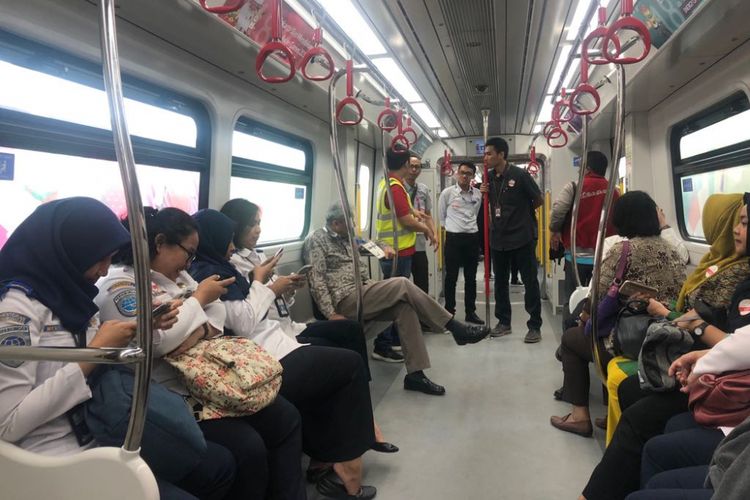 Suasana di dalam kereta light rail transit yang sedang uji coba operasi, Rabu (29/8/2018). 