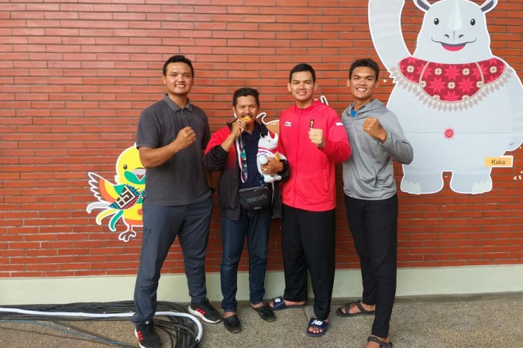 Atlet pencak silat asal Ponorogo yang meraih medali emas Asian Games, Aji Bangkit Pamungkas (dua dari kanan) bersama ayahnya, Agus (dua dari kiri) dan dua kakaknya usai bertanding melawan pesilat asal Singapura.